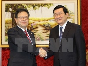 President Truong Tan Sang (R) receives Deputy Chief Cabinet Secretary of Japan Seko Hiroshige (Source: VNA)